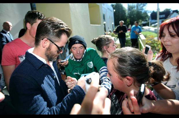 AP - A la salida de la corte el actor Chris Pine firma aut&#243;grafos. El actor fue condenado por conducir bajo efectos del alcohol y tambi&#233;n le fue retirada su licencia.