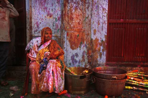 AP - El festival Holi toca a todos en India.