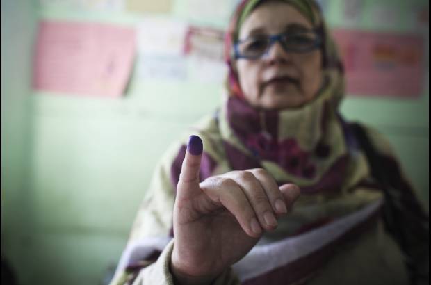 AP - Muchos ciudadanos de El Cairo, Alejandr&#237;a y otras siete provincias egipcias esperaron horas desde la madrugada para poder ejercer su derecho al voto.
