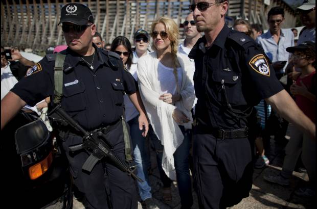 AP - En el m&#225;ximo santuario del juda&#237;smo tuvieron que ser rodeados por un importante dispositivo de seguridad ante la atenta mirada de curiosos, vecinos y turistas en la ciudad santa.