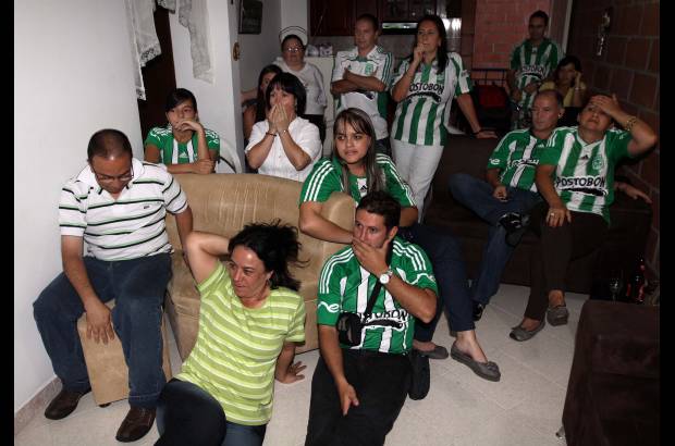 Manuel Saldarriaga - En la casa de Sebastián Pérez su familia tuvo una tarde con picos altos y bajos. Don Enrique Pérez, doña Sandra Cardona, el primo Johnny Pérez (los de adelante) y sus demás familiares, tuvieron sentimientos encontrados por culpa de Nacional.