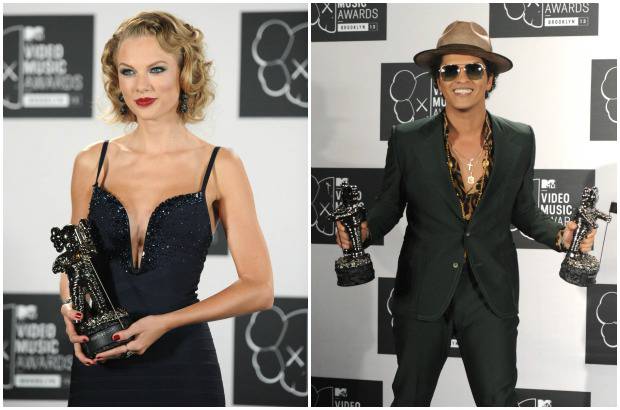 AP - Taylor Swift y Bruno Mars posan con sus premios.