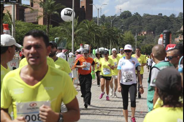 Esteban Jaramillo y Sebastián Salazar - Más de 10 mil competidores se dieron cita en esta histórica cita deportiva que se corría en las modalidades de 5, 10, 21 y 42 kilómetros.