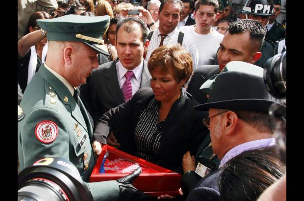 Germ&#225;n Enciso, Colprensa - La madre del uniformado Ana Elvia Castro recibi&#243; la bandera nacional por parte del brigadier general Ernesto P&#233;rez Guarnizo, de la Jefatura de familia.