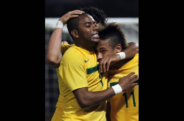 Reuters - Las estrellas brillaron cuando Brasil m&#225;s las necesitaba y los auriverdes superaron 4-2 a Ecuador para clasificarse a los cuartos de final como l&#237;der del Grupo B de la Copa Am&#233;rica.