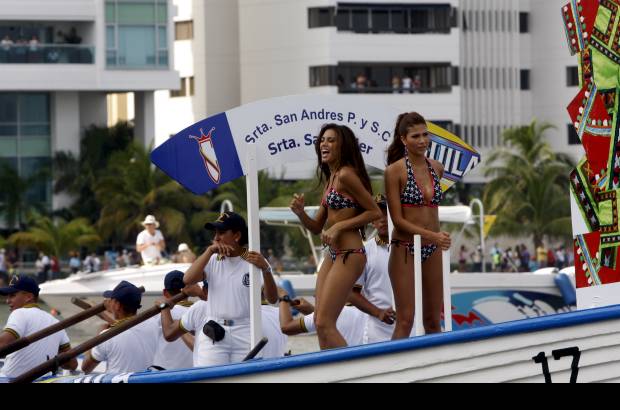 Colprensa - En este tradicional evento, las candidatas recorrieron la bahía de Cartagena, acompañadas de los cadetes de la Escuela Naval. La cita final fue en el Club Naval, donde las candidatas desfilaron en un acto de carácter benéfico para la Acción Social Naval.