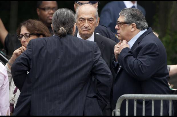 Reuters - El actor Vincent Pastore, a la derecha, llega a la Catedral de San Juan el Divino en Nueva York.