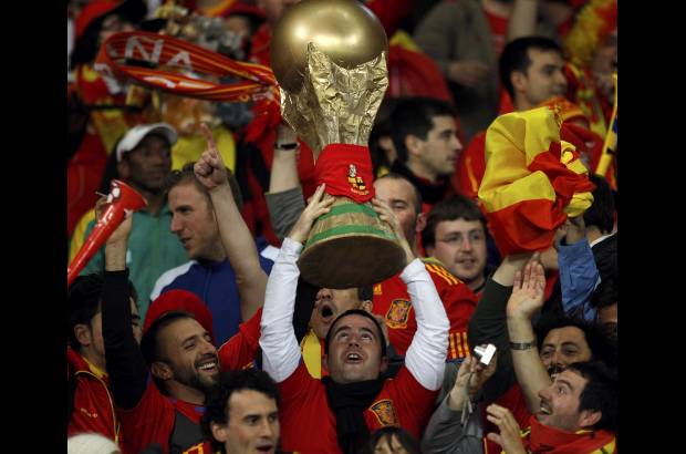 Reuters - Los españoles sueñan con su primera Copa del Mundo.