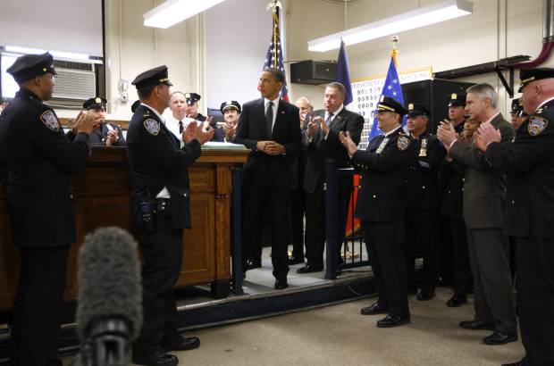 AP - Obama también visitó una comisaría de Policía, de donde partieron los primeros agentes que se personaron en las torres tras los atentados.