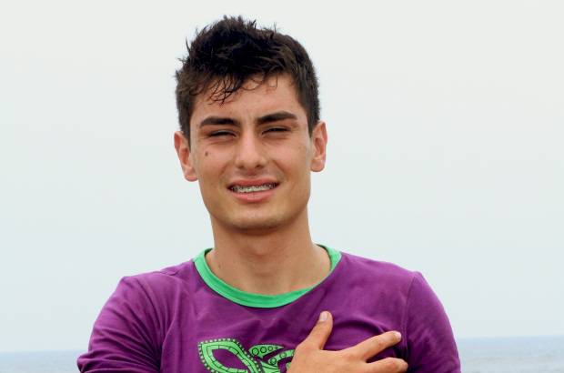 Cortes&#237;a Canal Caracol - SERGIO ALEJANDRO ARANGO: Jugador de f&#250;tbol del barrio Manrique de Medell&#237;n. Con sus estudios desea convertirse en representante de la FIFA. Conf&#237;a que la t&#225;ctica y estrategia apredidas en el balompi&#233;, le sirvan para ganar el Desaf&#237;o.