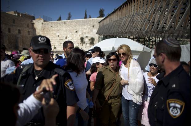 AP - La cantante colombiana Shakira y su novio, el jugador del F.C. Barcelona, Gerard Piqu&#233;, se encuentran de visita en Jerusal&#233;n, donde han causado una gran expectaci&#243;n entre los vecinos de la ciudad santa.