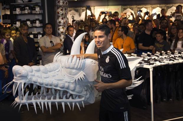 FOTO REUTERS - El colombiano James Rodr&#237;guez afirm&#243; en sobre la camiseta que &quot;es linda, primero porque tiene este escudo que llevaremos con orgullo y ganas&quot;.