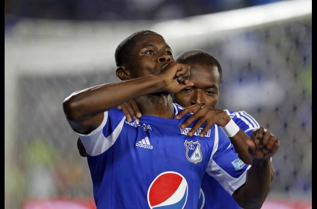 Reuters - Millonarios alcanz&#243; la estrella 14 al superar en la gran final de la Liga Postob&#243;n II-2012 al Independiente Medell&#237;n. Dram&#225;tica definici&#243;n desde los penaltis despu&#233;s de empatar 0-0 en la ida y 1-1 este domingo.
