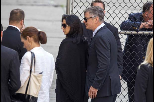 Reuters - El actor Alec Baldwin y su esposa Hilaria Thomas tambi&#233;n asistieron a los servicios funerarios de James Gandolfini.