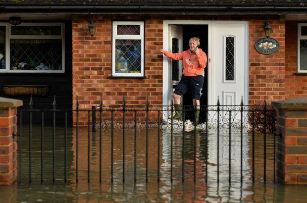 AFP - El cient&#237;fico Andy McKenzie, del British Geological Survey, afirm&#243; que, incluso si deja de llover, el nivel de las aguas subterr&#225;neas es tan alto que algunas zonas pueden permanecer inundadas durante meses.