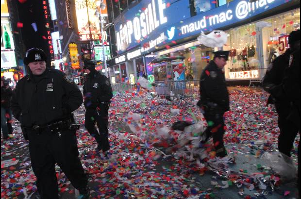 AP - Así quedaron los alrededores de Times Square en Nueva York luego de las celebraciones de año nuevo.
