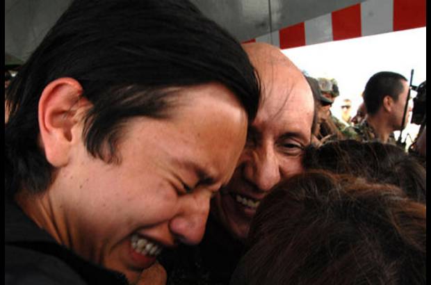 Ministerio de Defensa-Javier Casella - Un emotivo reencuentro del general Luis Mendieta con su familia.