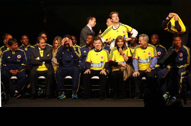 Colprensa - La entrega de la Bandera de la Alegría se entregó días antes de que viajen a la Copa América que se realizará en Argentina.