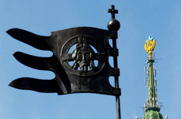 Reuters - El rascacielos moscovita, de 176 metros de altura, es uno de los &#237;conos de la era sovi&#233;tica y se encuentra al este del Kremlin. Aunque la estrella que corona la edificaci&#243;n es dorada, se le llama la &quot;estrella roja&quot;, en alusi&#243;n a la revoluci&#243;n comunista. Manifestantes escalaron el edificio y pintaron la estrella con los colores nacionales de Ucrania. 4 personas fueron detenidas por el hecho.