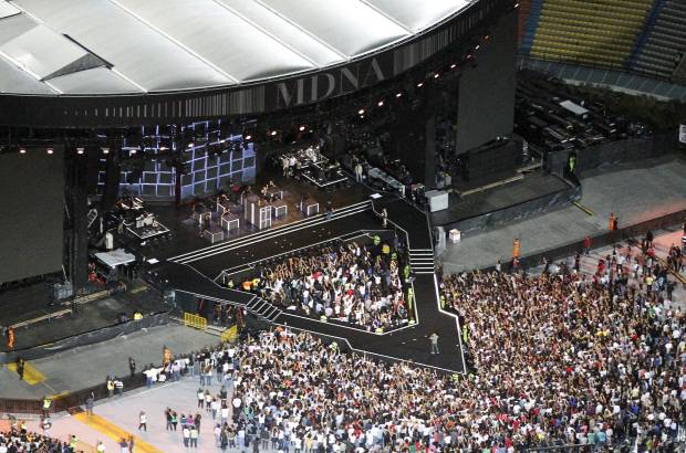 Robinson S&#225;enz - Sobrevuele junto con EL COLOMBIANO el concierto de Madonna. Las grader&#237;as se comienzan a llenar cada vez m&#225;s y a nadie le importa la lluvia, ni la espera, todos quieren ver a su artista.