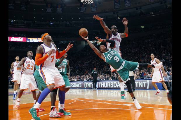 Reuters - Junto a Anthony, el ala-pívot Amare Stoudemire aportó 21 puntos con seis rebotes y dos tapones, mientras que el base Tony Douglas, que salió de titular respondió a la confianza que le ha dado el entrenador de los Knicks, Mike D'Antonio y consiguió 19 tantos, repartió cuatro asistencias y recuperó tres balones.