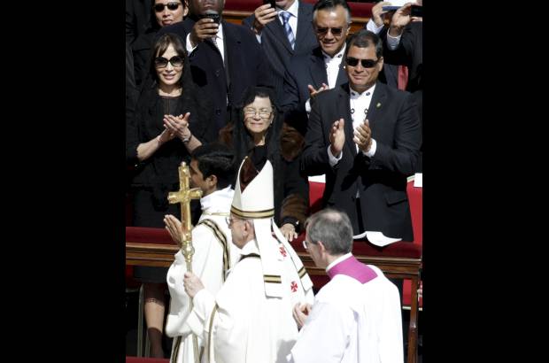 Reuters - El presidente Rafael Correa aplaude al paso del Papa Francisco
