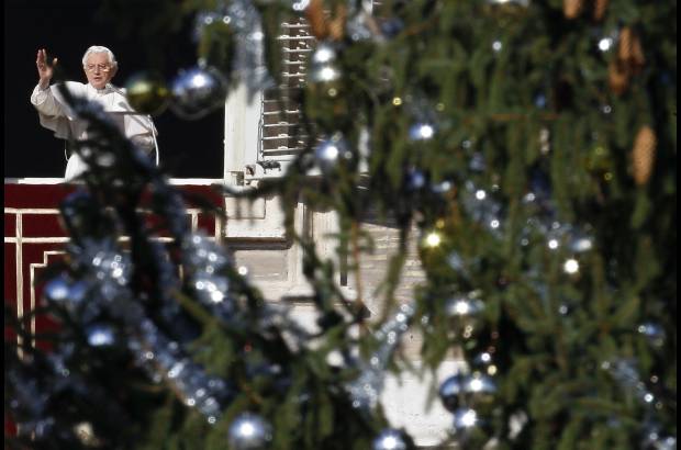 Reuters - &quot;Que la Virgen nos acompa&#241;e en el camino de fe y nos d&#233; apoyos y esperanza. Lo necesitamos, sobre todo en estos momentos tan dif&#237;ciles para Italia, Europa y otras partes del mundo. Que Mar&#237;a nos ayude a ver que hay una luz m&#225;s all&#225; de la capa de niebla que parece envolver la realidad&quot;, dijo el papa ante varias decenas de miles de personas que aguardaron su llegada.