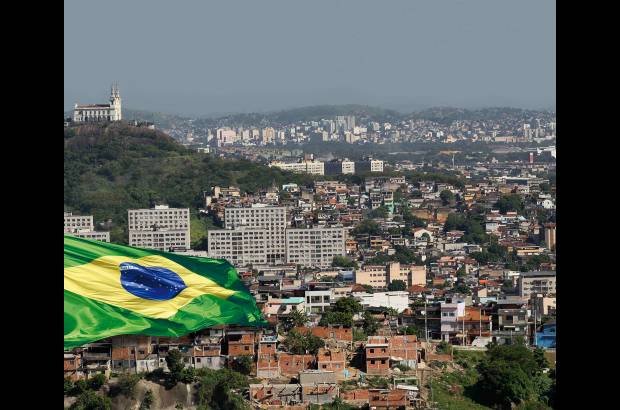 Reuters - Con casi 200 millones de habitantes, Brasil es un pa&#237;s lleno de contrastes y su infraestructura no escapa a esa realidad, lugares construidos con todas las normas de seguridad y otros levantados de manera deficiente y riesgosa.