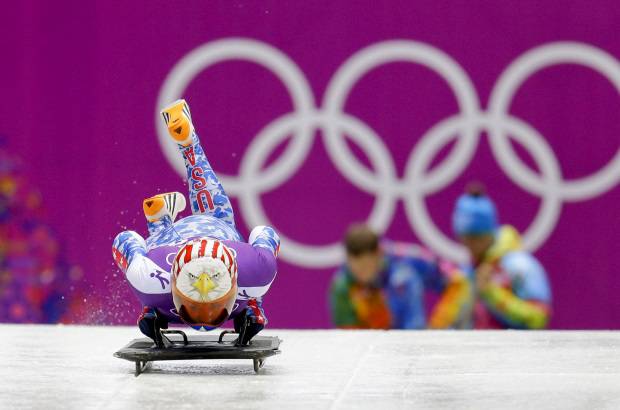 FOTO AP - La estadounidense Katie Uhlaender aprovechó las líneas de la bandera de su país para el diseño de su traje y su casco.