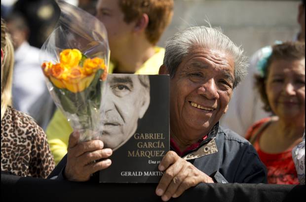 AP - Afuera del Palacio de Bellas Artes de M&#233;xico cientos de personas estaban con sus flores amarillas listas para homenajear al nobel.