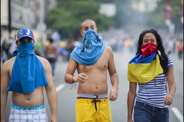 Federico Ríos Escobar - Los estudiantes, apostados en una de las principales autopistas del este de Caracas, lanzaron piedras y pedazos de concreto hacia cientos de guardias nacionales, con equipos antimotines, que trataban de restablecer el paso en la vía donde permanecían estacionados varios vehículos que no pudieron avanzar debido a la protesta.