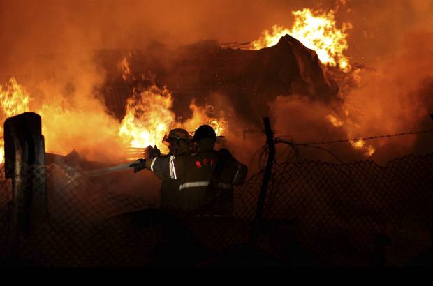 Manuel Saldarriaga - El incendio se presentó en la madrugada de este miércoles en el barrio Primavera del Municipio de Envigado. La conflagración comenzó en un deposito de maderas y las llamas alcanzaron cerca de 30 metros.