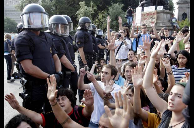 Reuters - Una vez terminado el desalojo, la Policía se retiró y los jóvenes volvieron a la plaza donde levantaron los toldos para construir de nuevo el campamento.