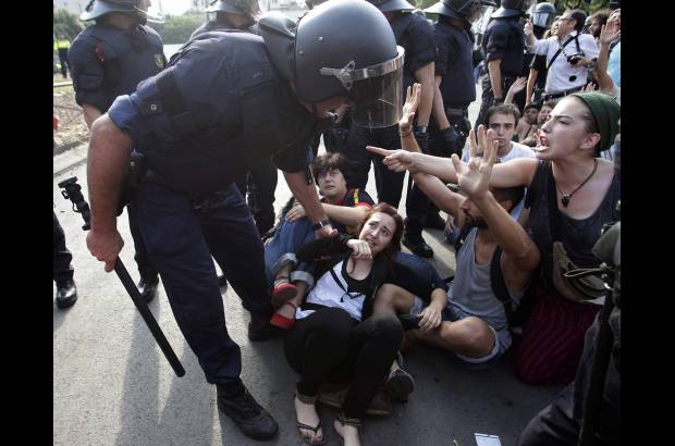 Reuters - El movimiento convocó a una concentración pacífica de protesta en la plaza más tarde y un "cacerolazo", mientras que pidieron más material para volver a reconstruir el campamento.
