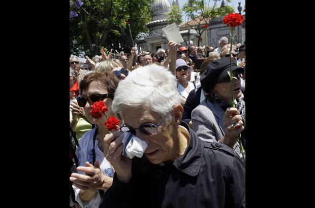 AP - El Nobel portugu&#233;s fue incinerado este domingo en Lisboa junto a una edici&#243;n de Memorial del convento, una de sus obras fundamentales y gracias a la que conoci&#243; a su mujer, Pilar del R&#237;o.