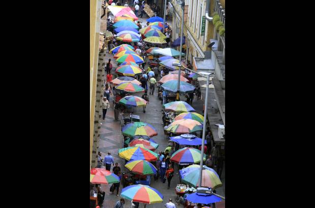 Róbinson Sáenz - El pasaje Boyacá, paso obligado entre Junín y el Parque Berrío, es totalmente peatonal, pero las casetas con ventas de libros, cachivaches y películas de video obstruyen bastante el camino.