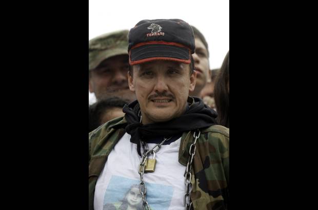 Colprensa-Andr&#233;s Torres - El sargento Arbey Delgado Argote, en la base a&#233;rea de Catam, en el reencuentro con su familia. A&#250;n llevaba en su cuello las cadenas del secuestro.