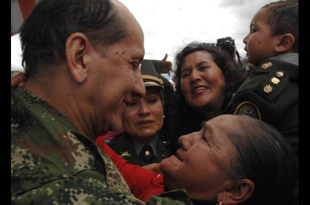 Ministerio de Defensa-Javier Casella - Tras casi 12 a&#241;os de secuestro, el general Luis Mendieta se reencontr&#243; con sus seres queridos.