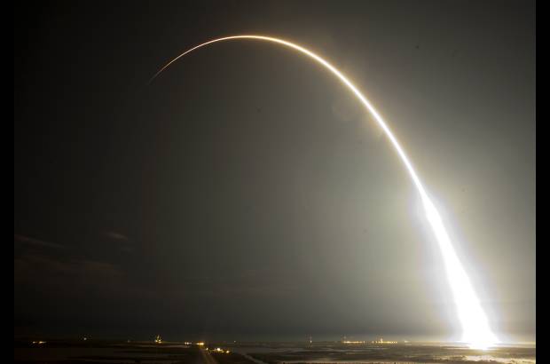 AP - La agencia espacial estadounidense Nasa, que el a&#241;o pasado puso fin a la era de transbordadores con los cuales se construy&#243; la EEI, firm&#243; un contrato de 1.600 millones de d&#243;lares con SpaceX para una docena de misiones de reabastecimiento de la estaci&#243;n que orbita a unos 385 kil&#243;metros de la Tierra.