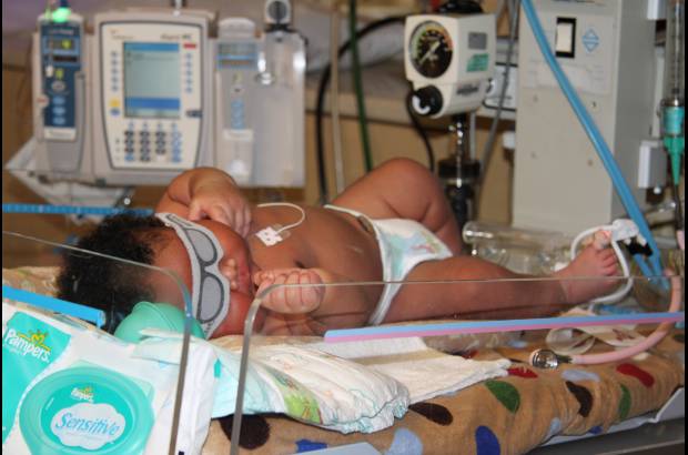 AP - JaMichael Brown nació el pasado viernes en la ciudad de Longview, Texas y los médicos de la unidad neonatal del hospital Buen Pastor dijeron que era el recién nacido más grande que habían visto.