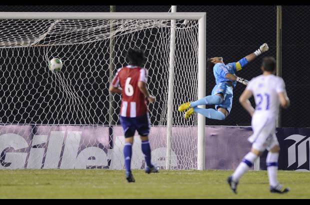 Reuters - El mismo Vidal, a los 40 minutos realiz&#243; una corrida a profundidad y entreg&#243; el bal&#243;n a Vargas, que marc&#243; el primer gol con un disparo potente desde afuera del &#225;rea.