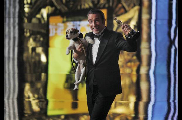 - Al final, los miembros de El artista se robaron el show, incluyendo a este singular perrito.