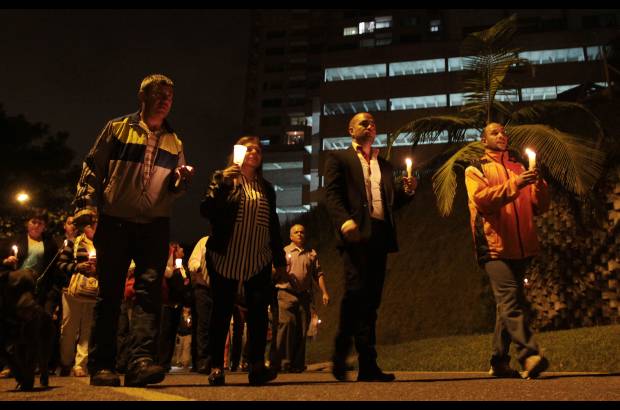 Hern&#225;n Vanegas - En Colombia y en el exterior muchas personas se unieron a la marcha y encendieron velas como acto simb&#243;lico por la vida.