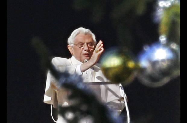 Reuters - El papa acudi&#243; ante el monumento, siguiendo la tradici&#243;n, un a&#241;o m&#225;s para rendir homenaje a la Virgen en la festividad del 8 de diciembre, conmemoraci&#243;n del dogma de 1854 por el que el beato papa P&#237;o IX proclam&#243; la concepci&#243;n inmaculada de Mar&#237;a.