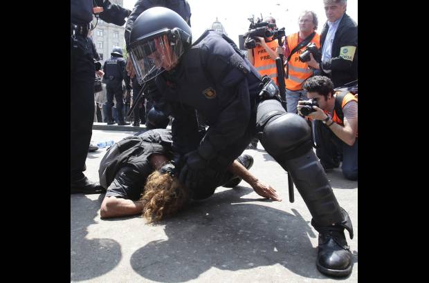 Reuters - El movimiento indicó que la policía actuó de forma violenta y desproporcionada" además de llevarse computadores y material de contacto y de lanzar pelotas de goma y gas pimienta contra los acampados.