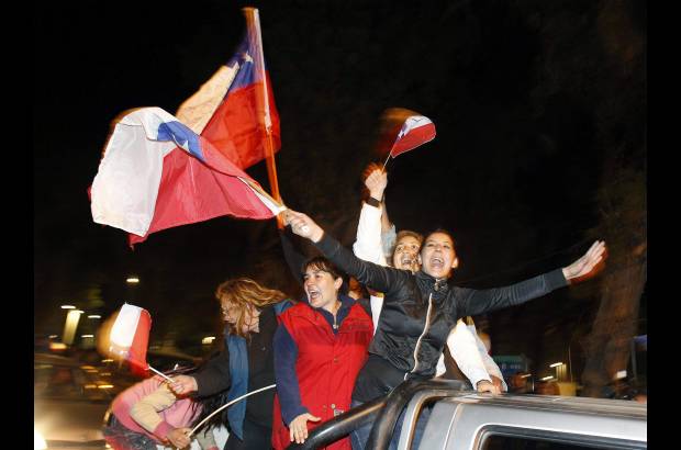 REUTERS - El rescate de los mineros fue celebrado en todo Chile, donde la gente salió a las calles en alegres caravanas.