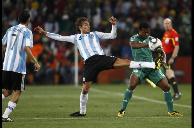 Reuters - Gabriel Heinze metió un gol madrugador y a Lionel Messi le sacaron varios, en un auspicioso debut de Argentina.