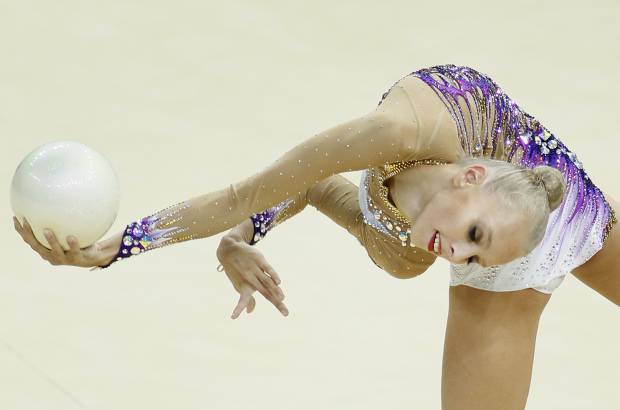 Reuters - Yana Kudryavtseva de Rusia realiza su rutina en el Campeonato Mundial de Gimnasia R&#237;tmica.