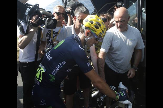 - El líder del Movistar Team, Alejandro Valverde, fue afectado por un pinchazo y el poderoso paso de los rodadores. Perdió 9.54 en la meta.