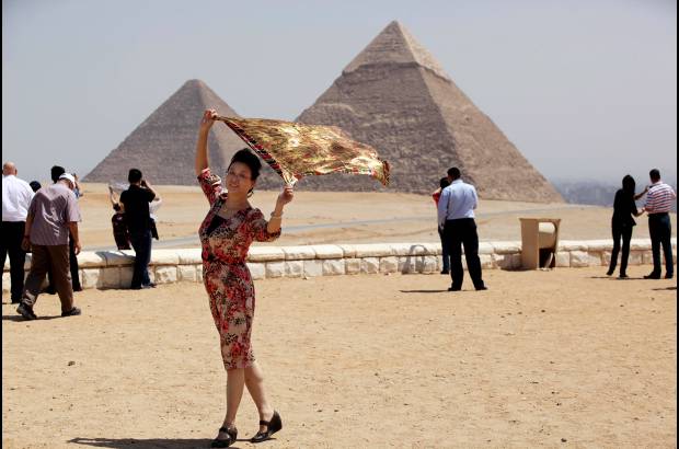 AP - El turismo en Egipto ha ca&#237;do dados los problemas pol&#237;ticos y de orden p&#250;blico que se viven en la regi&#243;n. Son pocos los turistas que visitan las famosas pir&#225;mides.